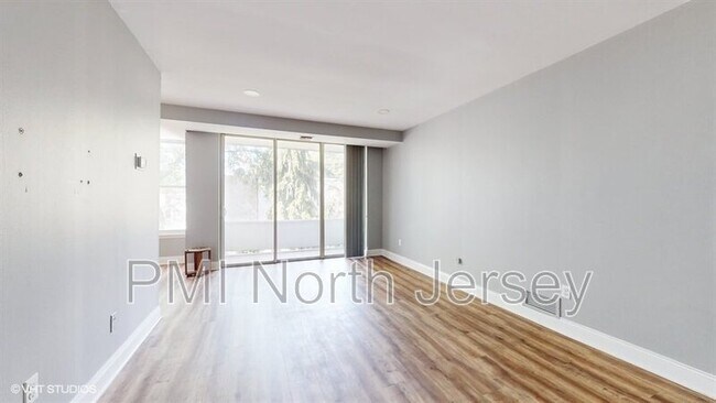 Foto del edificio - 462 River Rd