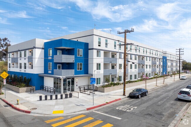 Foto principal - Luxurious Apartments - 3 Bedroom, 2 Bedroom and 1 Bedroom units available!