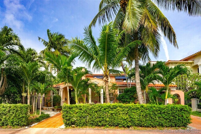 Foto del edificio - 6020 Pine Tree Dr