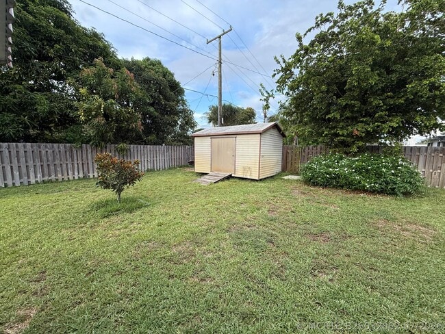 Building Photo - 817 Elm Rd