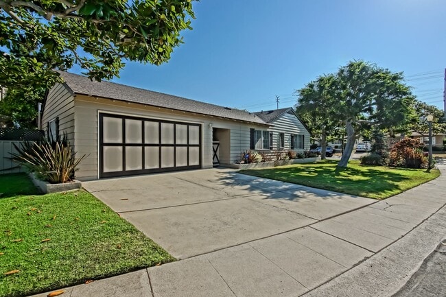 Building Photo - BEAUTIFULLY REMODELED, 3BR2BA MODERN RANCH...