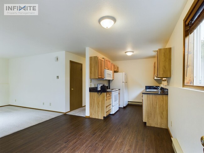 Building Photo - Newly Remodeled Garden View Apartment!