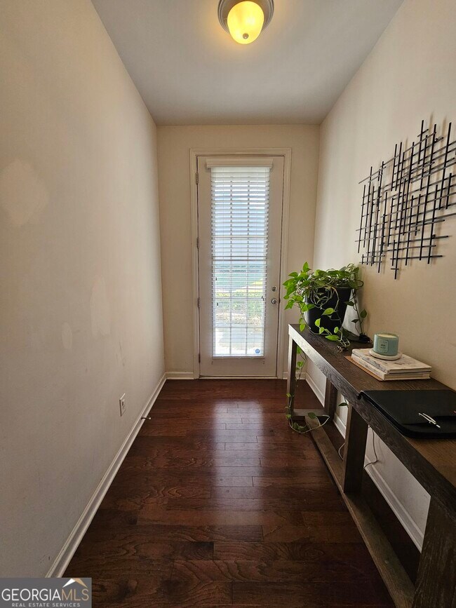 Foto del edificio - 5747 Radford Loop