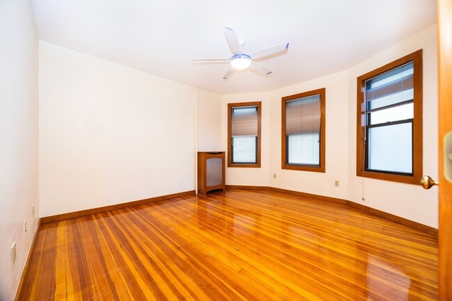 Building Photo - Large 3BR Near Coolidge Corner | 1,300 SF | W/D in Unit | Central A/C | 9/1