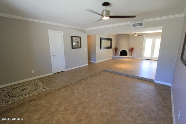 Foto del edificio - 3-bedroom with pool on large lot in North ...