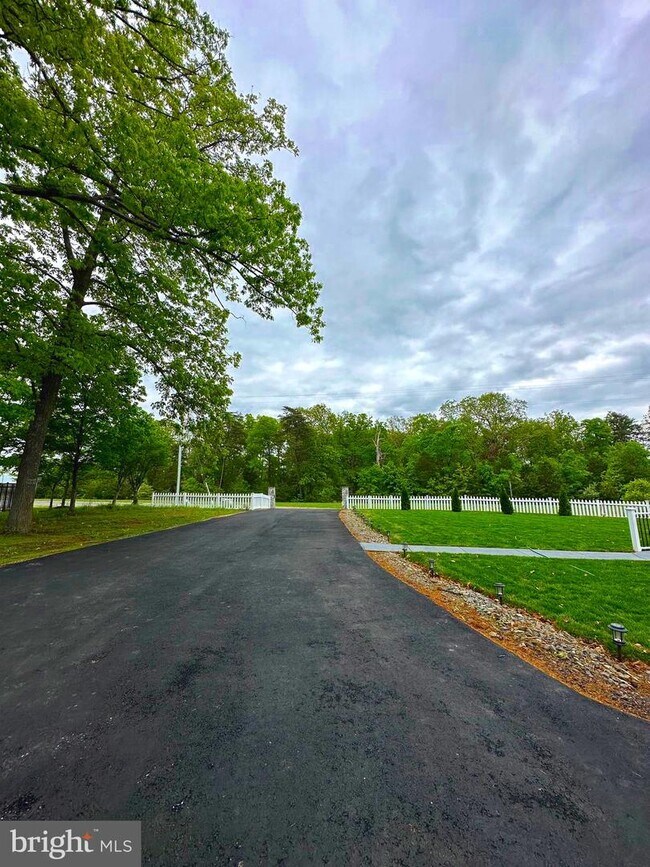 Foto del edificio - 25113 Elk Lick Rd