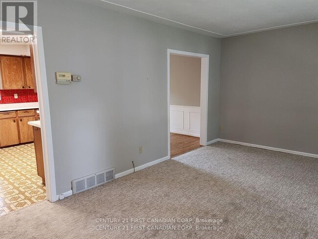 Building Photo - 711 Algoma Ave