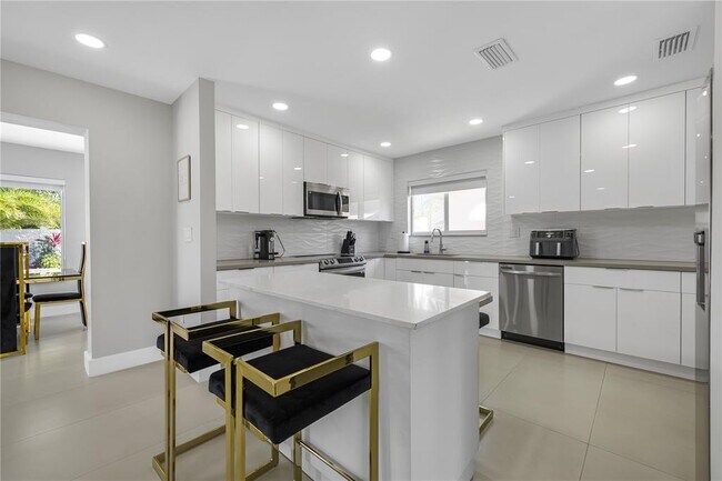 Building Photo - 1104 N 13th Ter