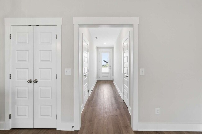 Foto del edificio - "Charming 3-Bed Townhouse Retreat with 2.5 Baths in Hendersonville's Heart!"