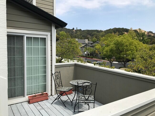 Front Balcony - 515 Canyon Oaks Dr