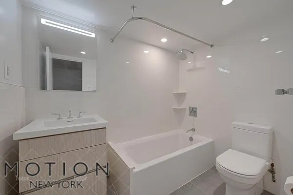 Foto del edificio - 156 E 82nd St