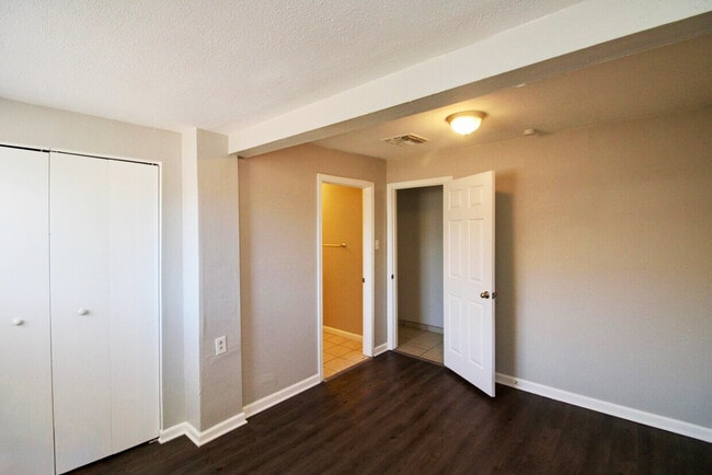 Building Photo - 1408 W Saint Clair St