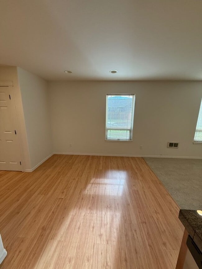 Foto del edificio - Spacious town home in small community.  Sp...