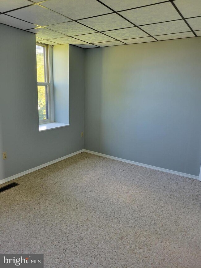 Building Photo - 409 Country Club Rd