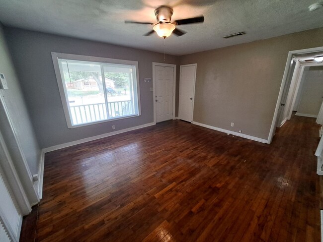 Building Photo - Nice 3BR/1BA home with fully fenced yard
