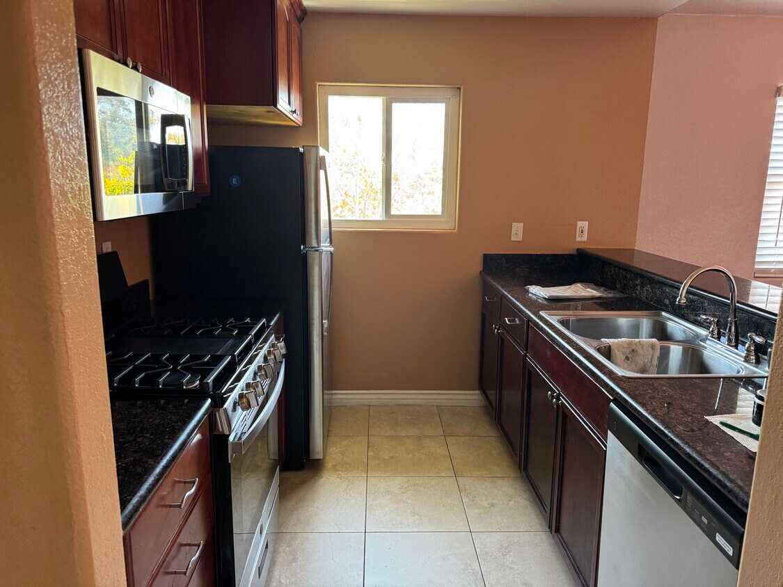 Kitchen with new appliances - 4210 Thorn St