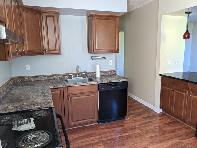 Kitchen - 475 Oneida St