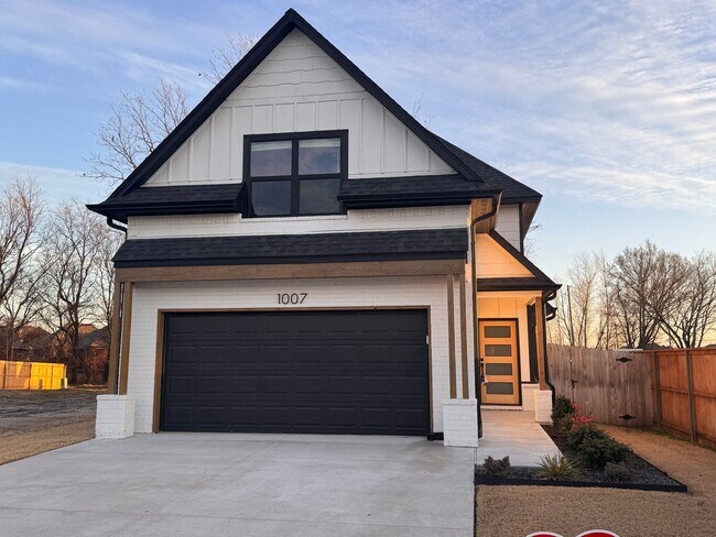 Foto del edificio - 4 bedrooms - 3 full baths - Brand New