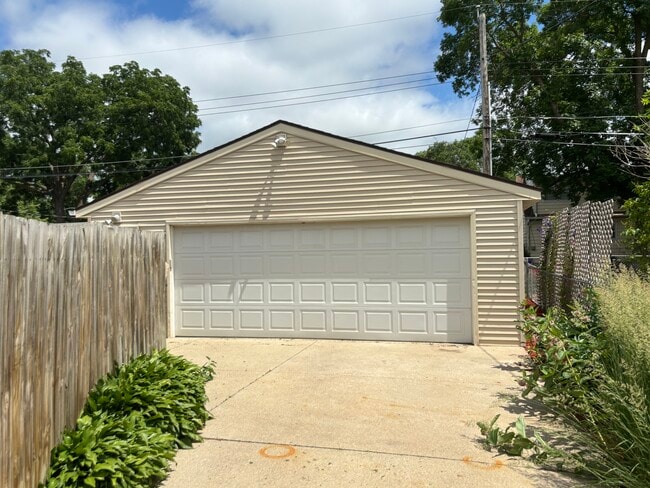 Oversized 2-car garage - 728 12th Ave NE