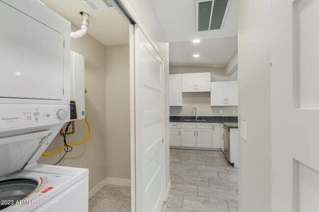 Foto del edificio - 6631 E Earll Dr