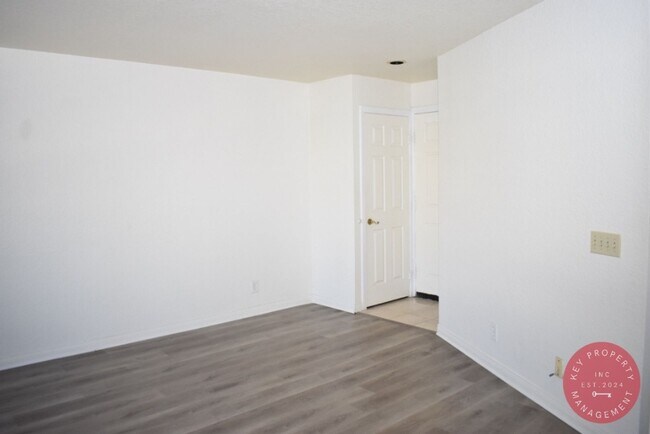 Foto del edificio - Charming 3-Bedroom Condo in the Heart of L...