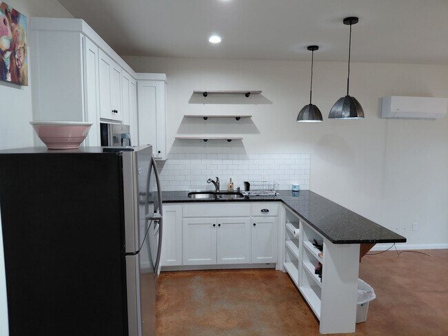 Foto del edificio - Affordable & Charming 1 bed and 1 bath with all bills paid including lawn care!