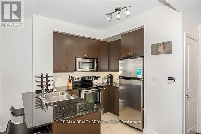 Building Photo - 50 Absolute Ave
