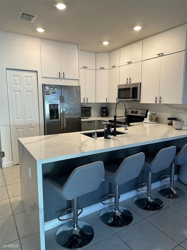 Foto del edificio - 3 br, 2.5 bath House - 10543 W 33rd Ct # 0 1