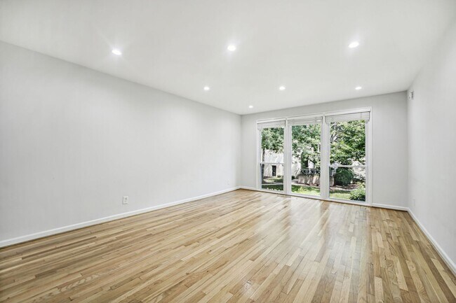 Foto del edificio - 3 Bed, 2 Bath, Recently Updated! Easy Walk...