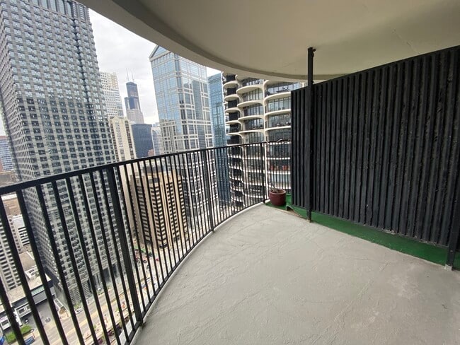 Building Photo - 300 N State St