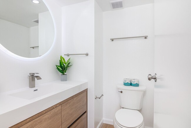 Beautifully Remodeled and Fully furnished 2 Bed 1.5 1 parking. Available between March-Nov 30th - Beautifully Remodeled and Fully furnished 2 Bed 1.5 1 parking.  Available between March-Nov 30th Apartment