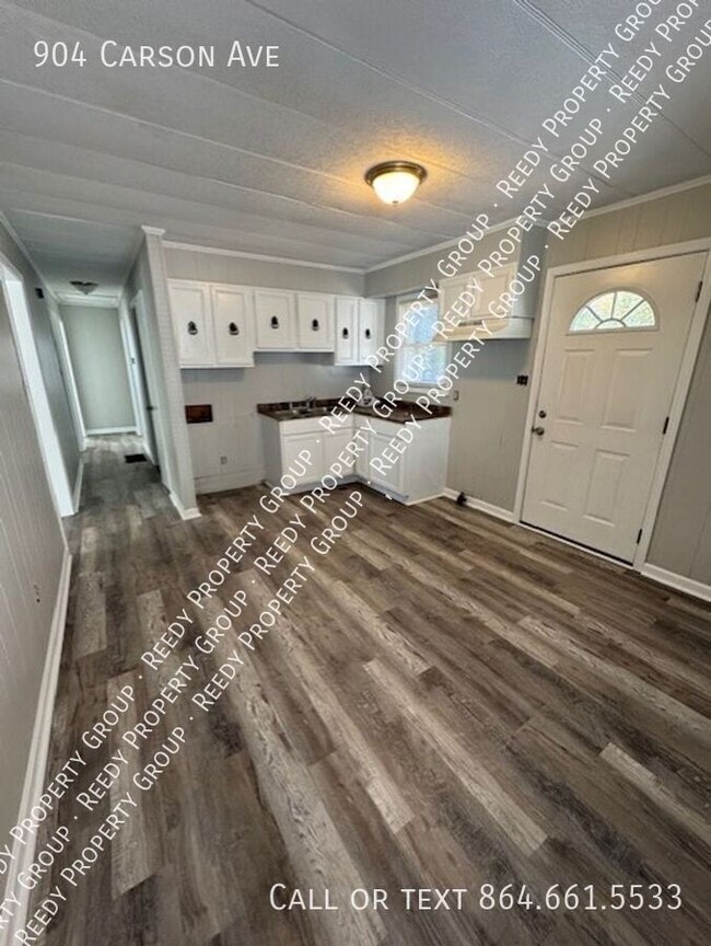 Building Photo - 904 Carson Ave