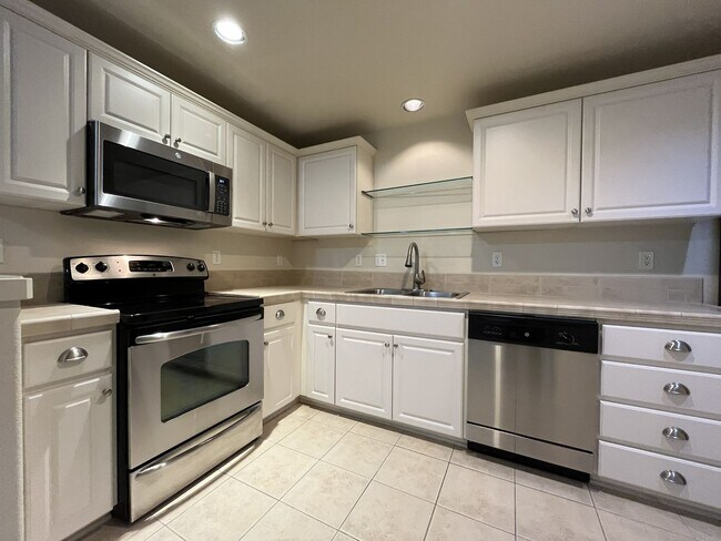Foto del edificio - Awesome 2 Bed 1 Bath, Ground Floor, includes 1 - Parking spot, Washer and Dryer and Community Poo...