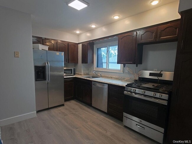 Foto del edificio - 256-20 Craft Ave