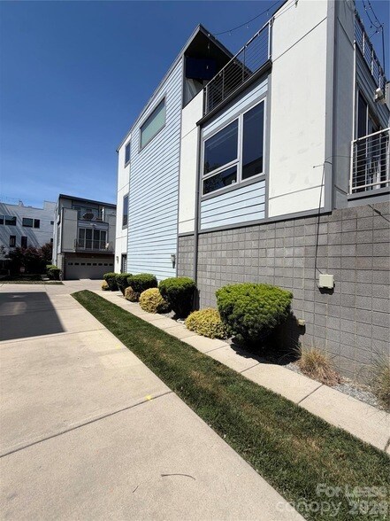 Building Photo - 919 Westbrook Dr