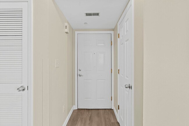 Foto del edificio - Spacious 2-Bed, 2-Bath Condo
