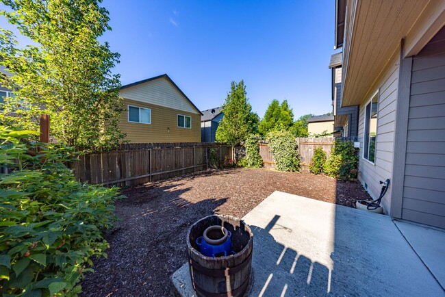 Building Photo - Three bedroom home with AC - Built in 2013