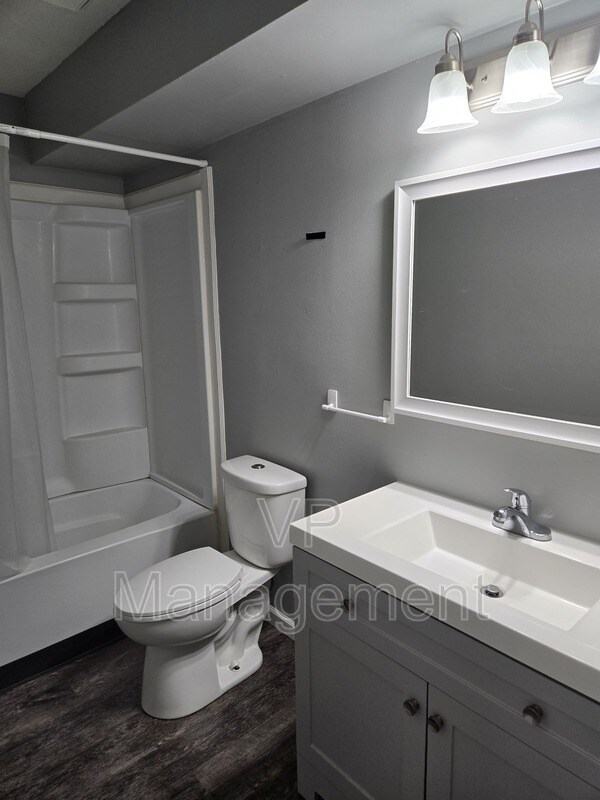 Foto del edificio - 2218 Emerald Dr