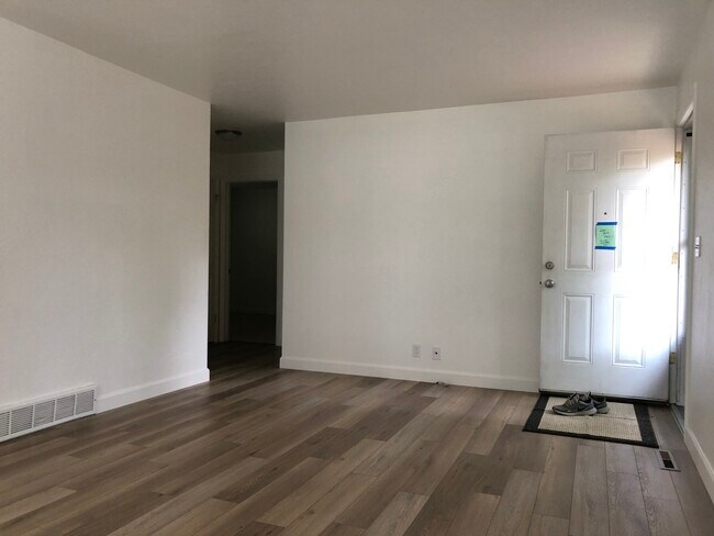 Building Photo - 2252 Grove Cir