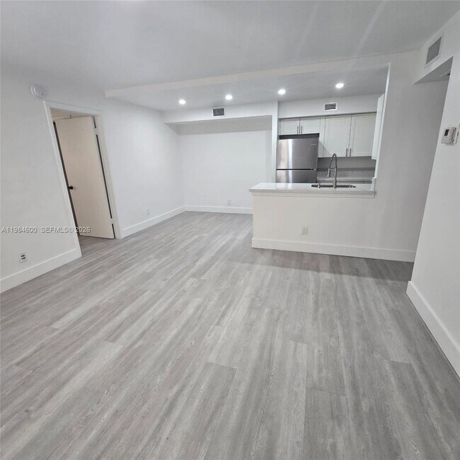 Foto del edificio - 10020 Winding Lake Rd
