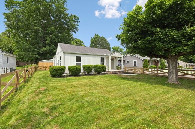 Building Photo - Fully renovated close to Downtown Franklin