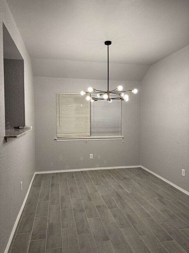 Foto del edificio - Remodeled 3 Bedroom Plus Bonus Room - Coming Soon