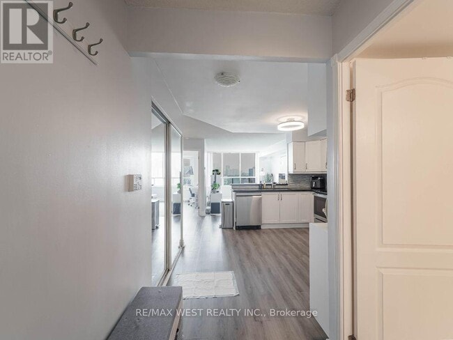 Building Photo - 850 Steeles Ave W