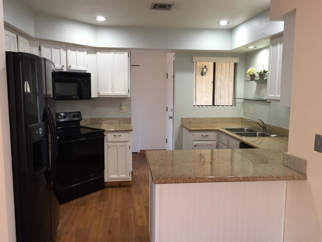 Foto del edificio - 257 N Schrader Ln