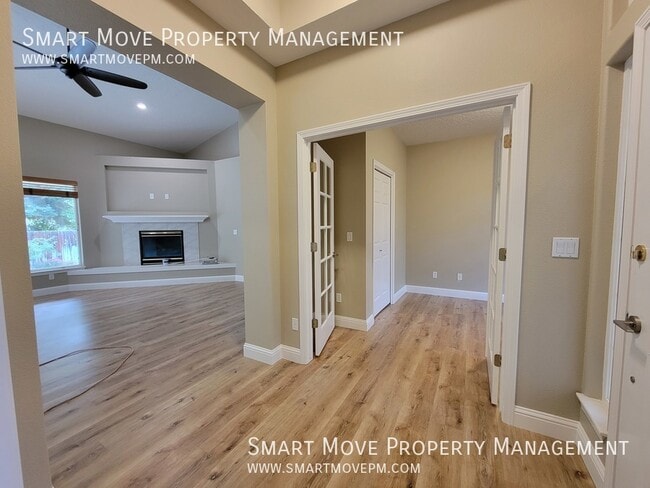 Building Photo - Gorgeously Renovated 4 bd on Quiet cul-de-...