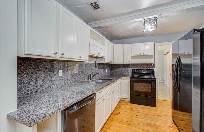 Foto del edificio - 15510 Cypress Garden Dr