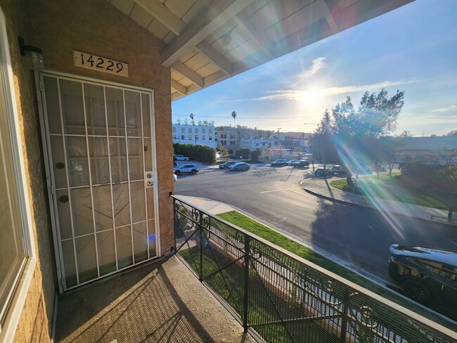 Building Photo - 14227 Moorpark St