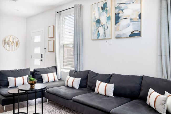 Building Photo - 3806 E Polk St