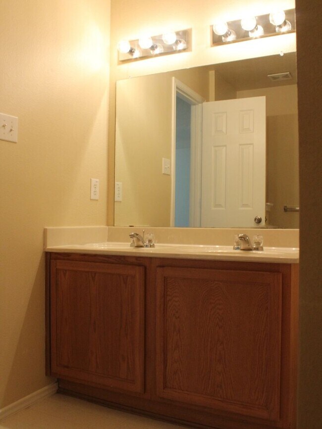 Foto del edificio - 12800 Cedar Hollow Dr