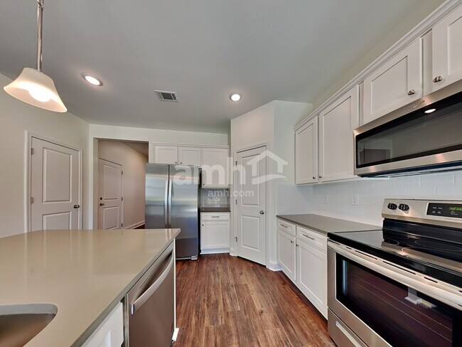 Building Photo - 3931 Chivalry Dr